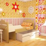Lit bébé coulissant dans un intérieur jaune