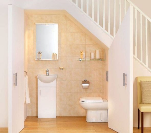 salle de bain sous les escaliers