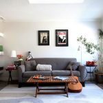 canapé gris à l'intérieur