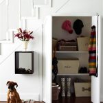 armoire pour vêtements et chaussures sous les escaliers
