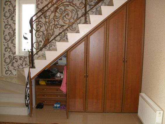 placard sous l'escalier