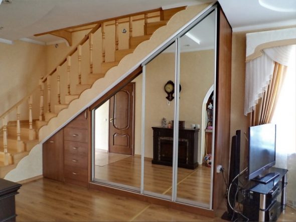 armoire sous l'escalier