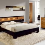 lit double dans une chambre lumineuse