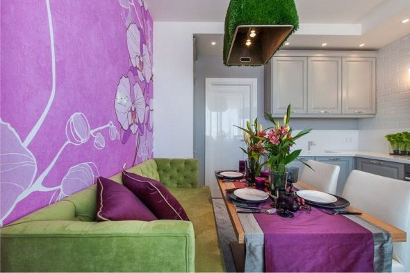 mur fuchsia canapé vert