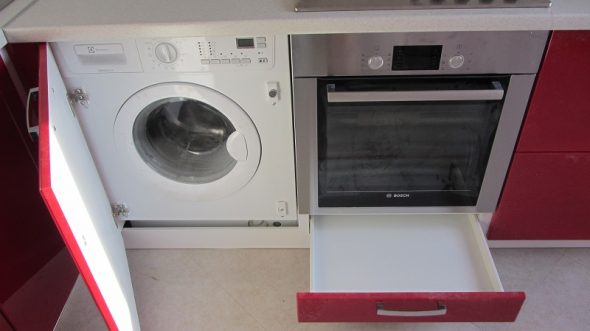 machine à laver derrière la porte