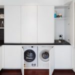 deux machine à laver dans un casque blanc