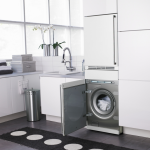 lave-linge chromé avec casque blanc