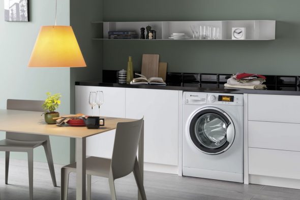machine à laver dans la commodité de la cuisine