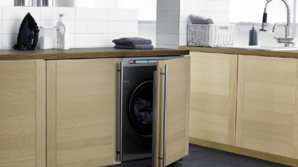 machine à laver sous le comptoir dans la cuisine