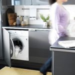 machine à laver dans un casque en acier gris