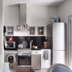 machine à laver dans le coin d'une cuisine étroite