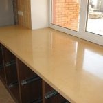 dessus de table le long de la fenêtre