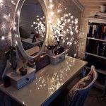 table de maquillage avec un miroir ovale