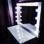 table de maquillage blanc rétro-éclairé