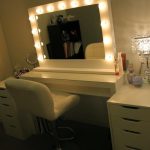 table de maquillage avec des boîtes pour produits cosmétiques