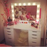 table de dressing dans la chambre pour une fille