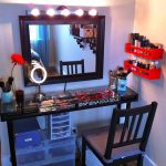 table de maquillage noire dans la chambre