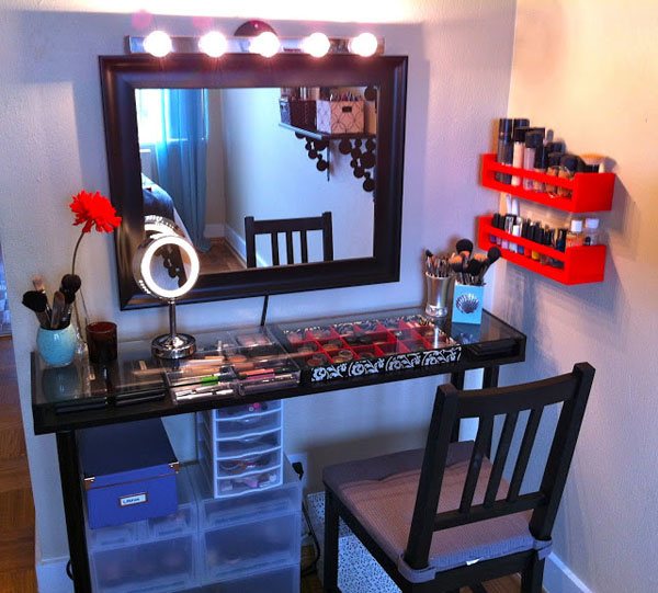 table de maquillage noire dans la chambre