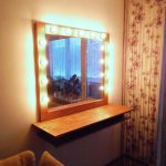 table de maquillage en bois avec lumière