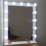 coiffeuse avec un grand miroir