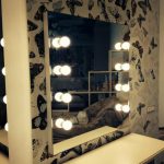 table de maquillage avec miroir