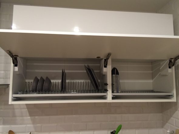 séchoir dans l'armoire avant