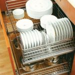 séchoir pour la vaisselle dans l'armoire inférieure