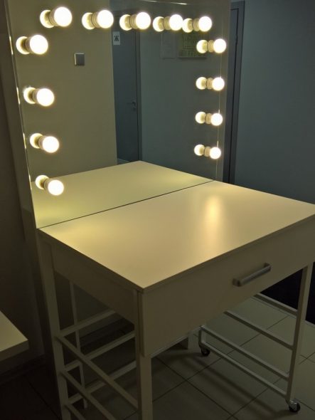 table de maquillage avec miroir
