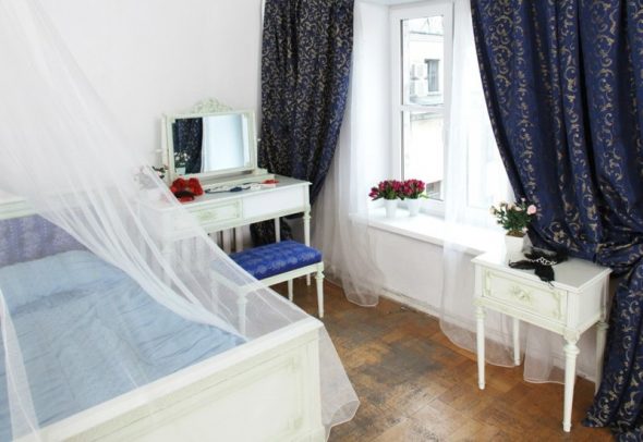 coiffeuse à côté du lit