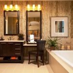 table de dressing dans la salle de bain