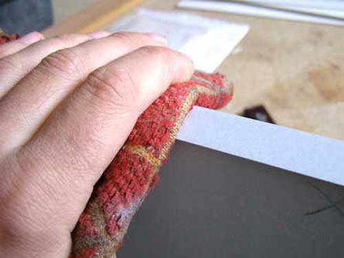 enlever l'excès de colle