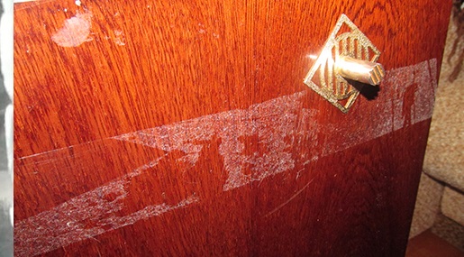 enlever les marques de scotch sur le bois