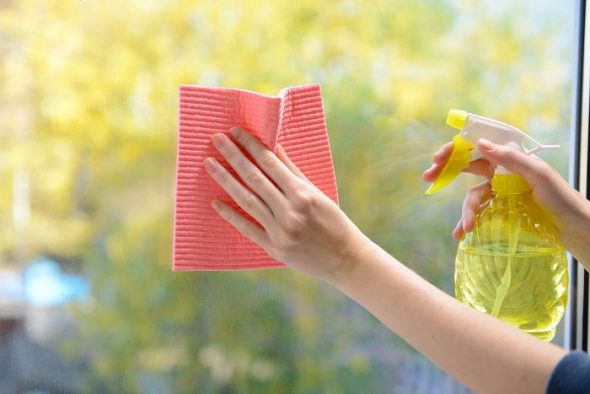 enlever les traces de spray adhésif pour lunettes
