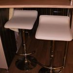tabourets de bar sont blancs confortables