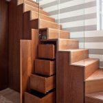 tiroirs à objets sous l'escalier