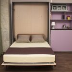 Lit pliant vertical dans les tons lilas