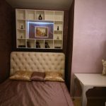 Étagère spacieuse au-dessus du lit