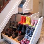 boîtes à chaussures sous les escaliers