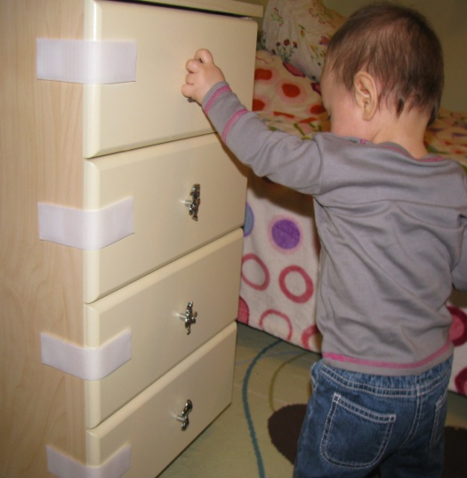 ferme les boîtes de l'enfant