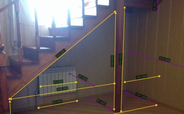 mesurer l'espace sous l'escalier