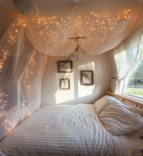 Auvent sur le lit dans la chambre