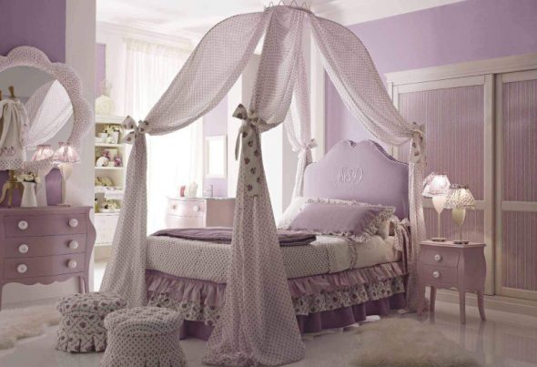 Canopy dans la chambre de la fille