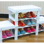 boîte à chaussures dans le couloir blanc