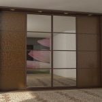 Armoire à quatre portes dans le salon avec portes en miroir