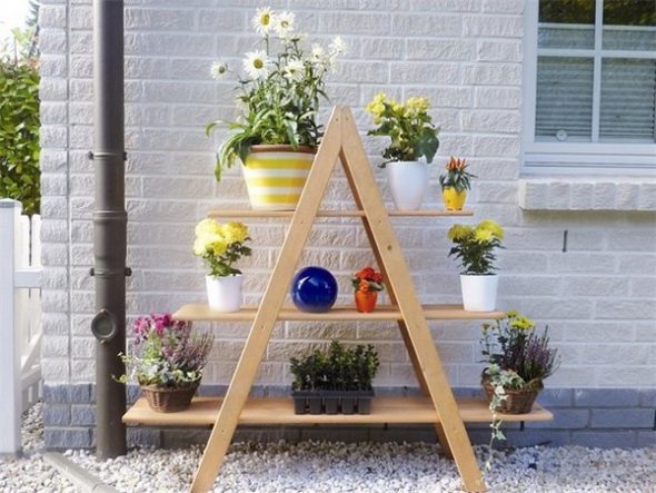 Étagère en bois pour fleurs