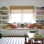 Armoires design pour enfants des deux côtés de la fenêtre