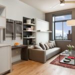 Double lit-canapé-armoire dans un intérieur gris clair-beige