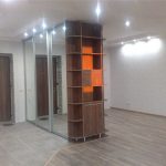 Armoire coulissante bilatérale en tant que cloison interroom