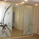 armoire avec motif sablé