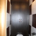 Photo d'un placard mural dans les toilettes